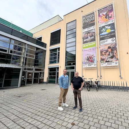 Auf dem Bild sind der neue und der alte Programmleiter des Medio in Bergheim zu sehen.