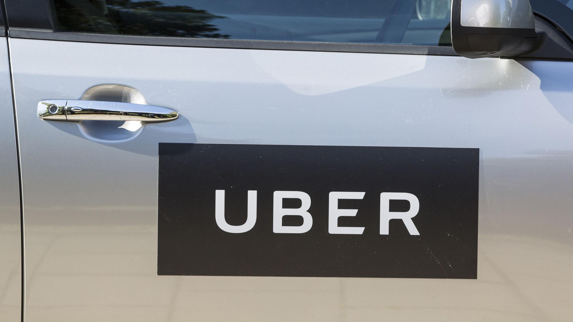 Ein Logo von Uber auf einer Autotür