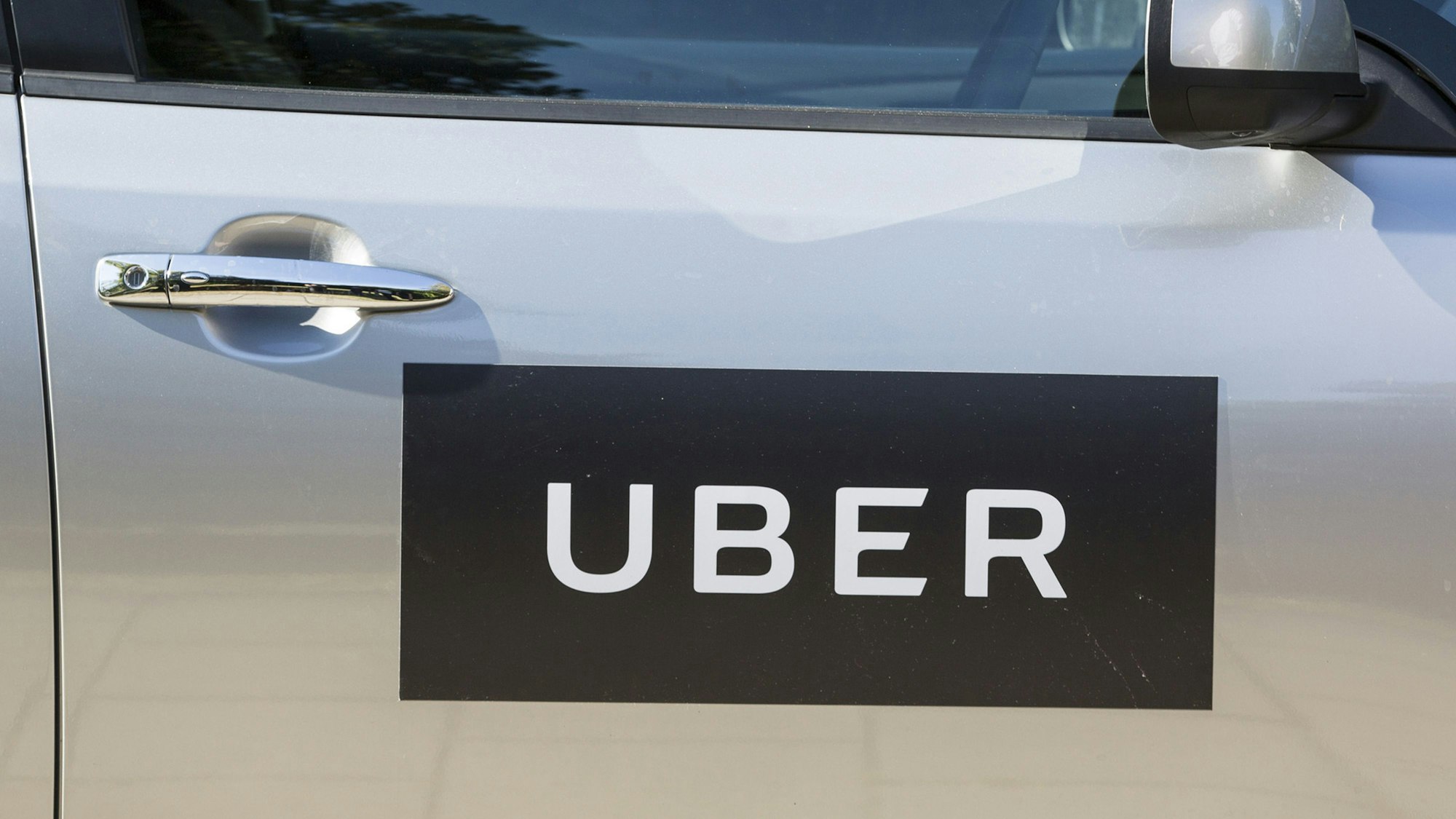 Ein Logo von Uber auf einer Autotür