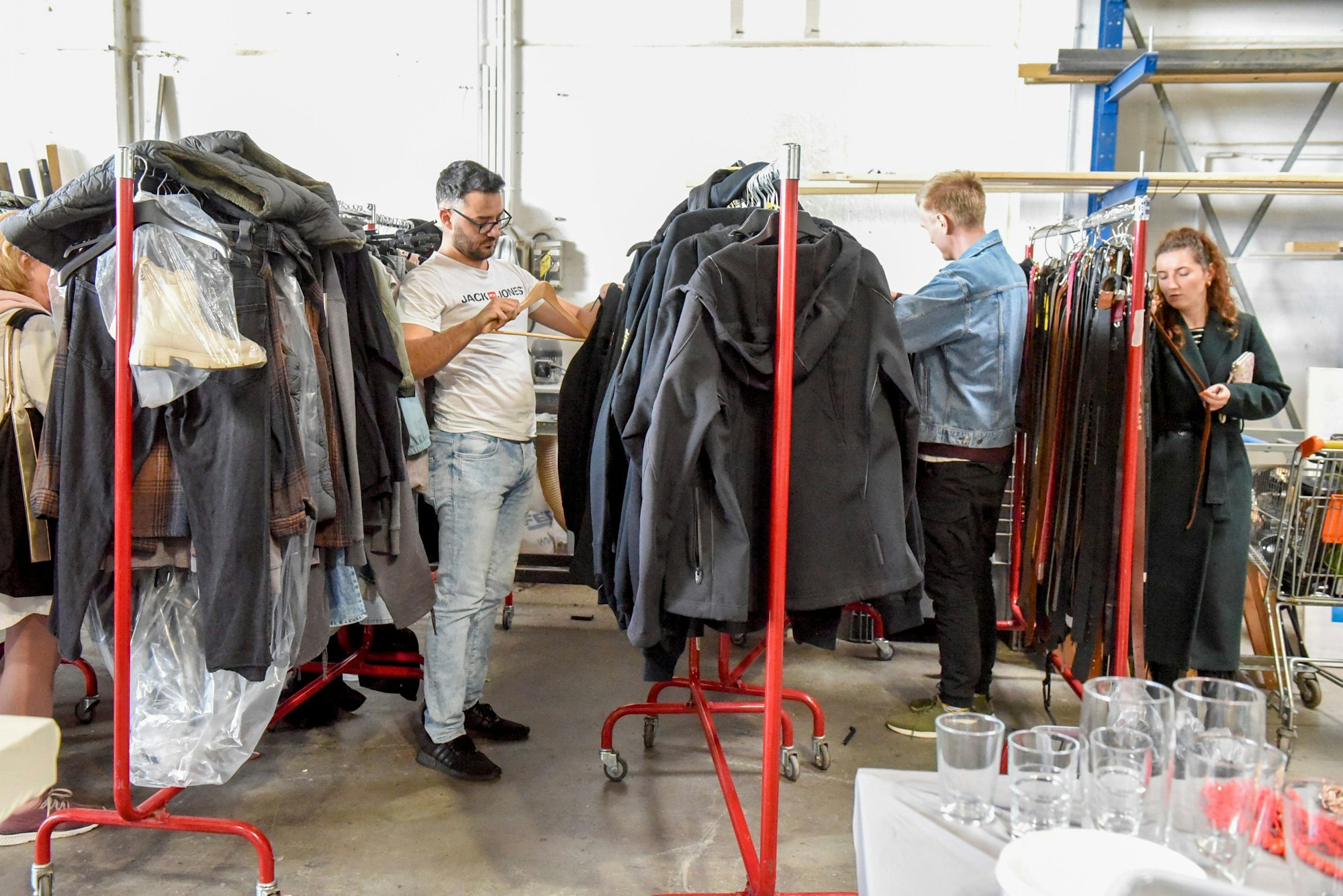 Das Bild zeigt mehrere Kleiderständer, auf denen Kleidungsstücke hänge, die die Schauspieler getragen haben.
