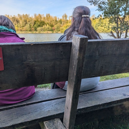 Auf dem Bild ist eine Bank mit einem neuen Rettungspunkt zu sehen.