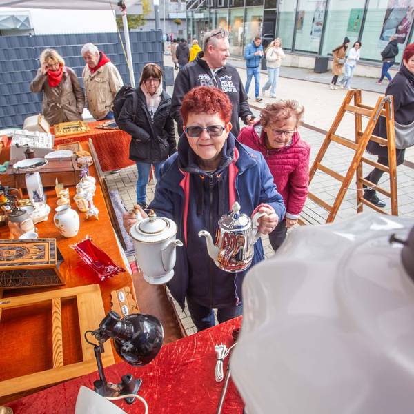 Das Foto zeigt die Trödelhändlerin Rosemarie Bergamin an ihrem Stand.