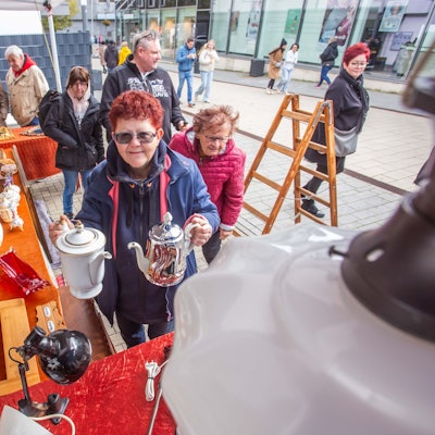 Das Foto zeigt die Trödelhändlerin Rosemarie Bergamin an ihrem Stand.