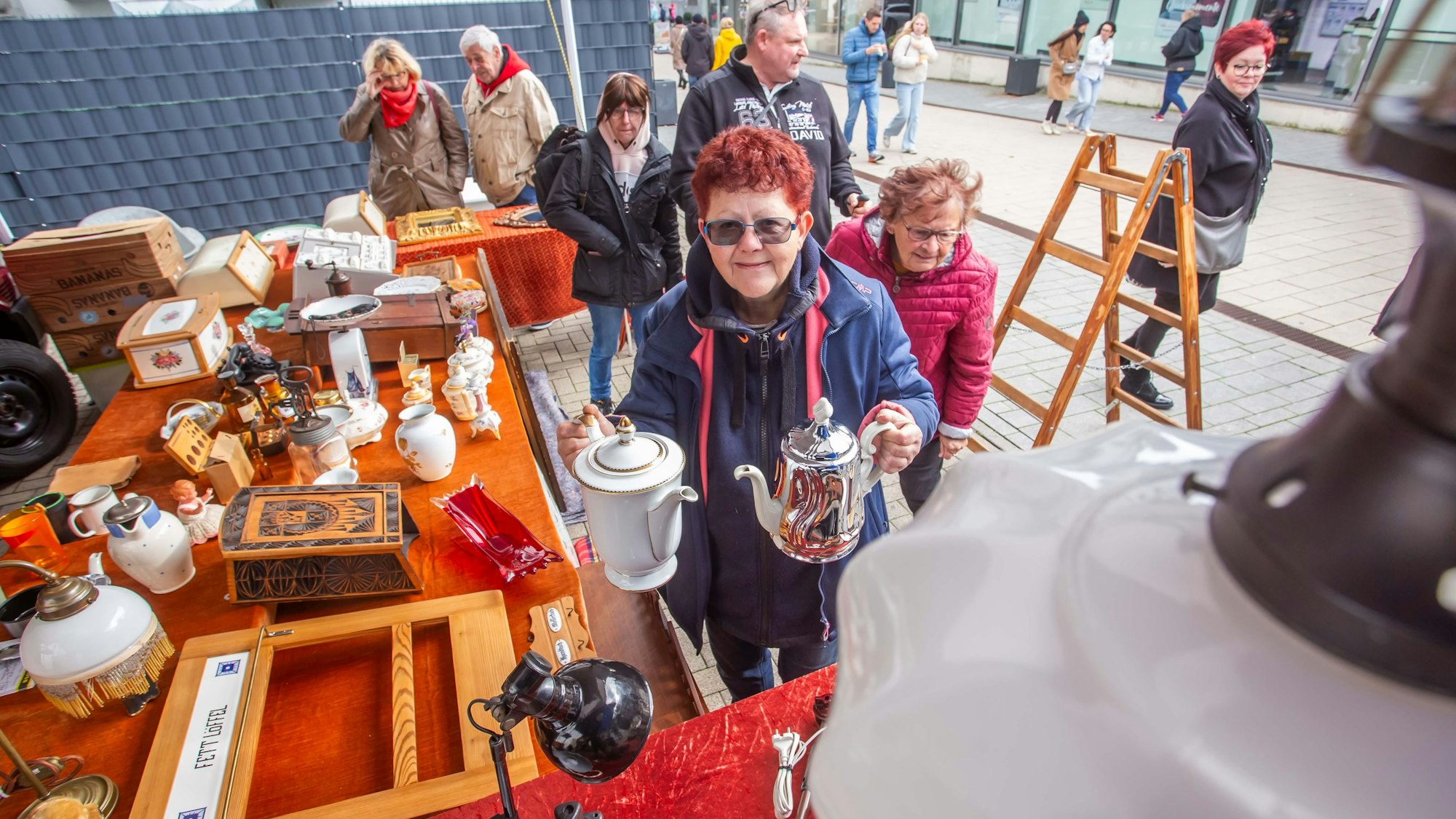 Das Foto zeigt die Trödelhändlerin Rosemarie Bergamin an ihrem Stand.