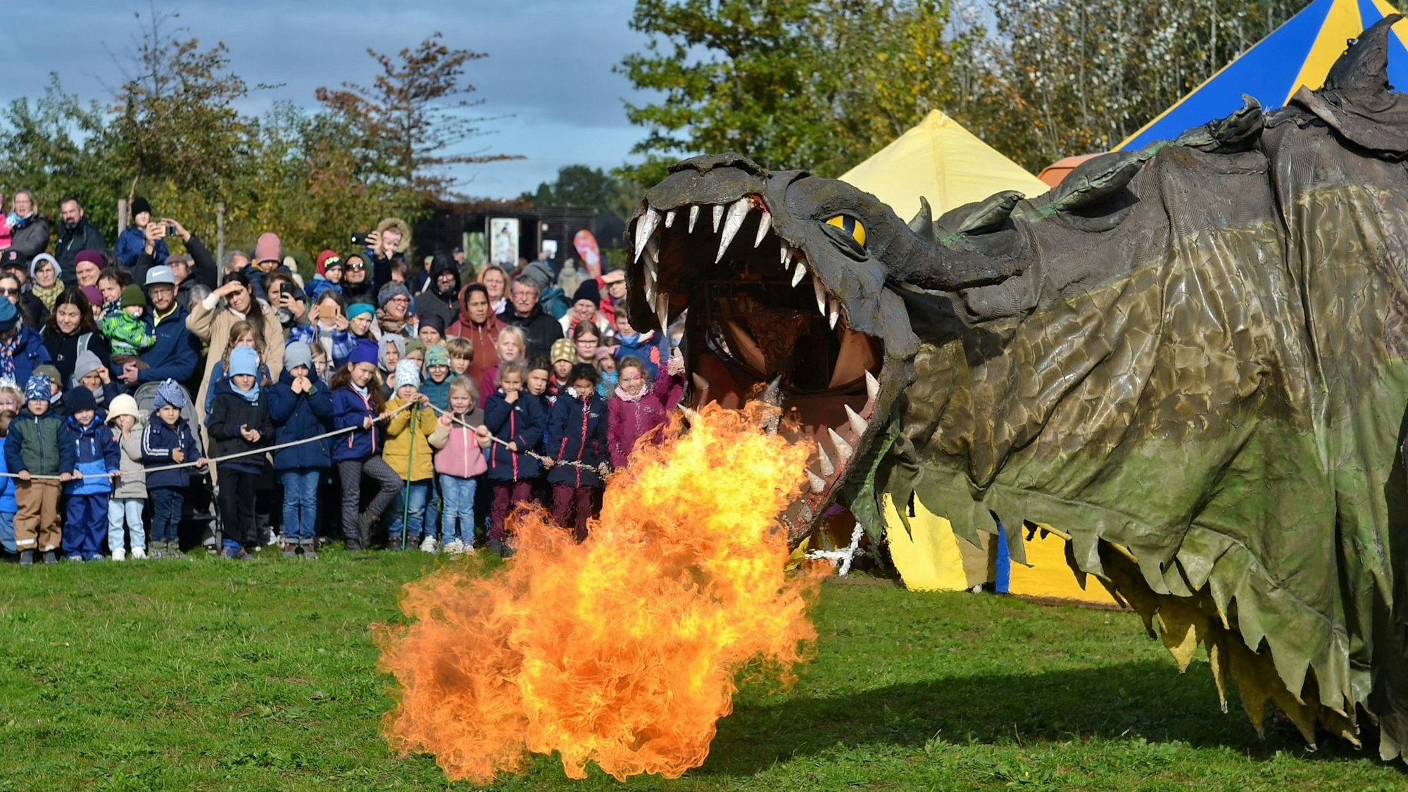Das Bild zeigt den Drachen des Fantasietheaters, wie er gerade Feuer spuckt.