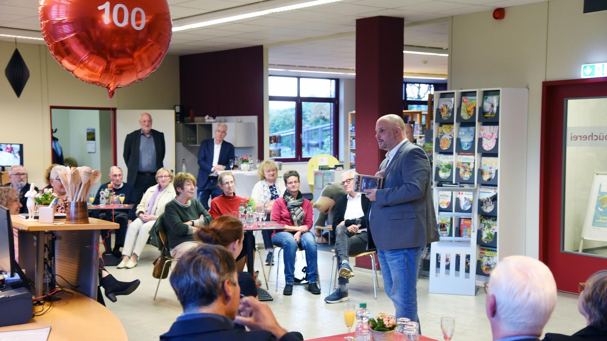 Das Foto zeigt die Feier zum 100-jährigen Bestehen der Stadtbücherei Bergneustadt.
