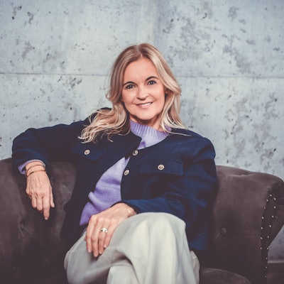 Anke Schulte hat einen Roman zu dem Bläck-Fööss-Hit „Drink doch eine met“ geschrieben.