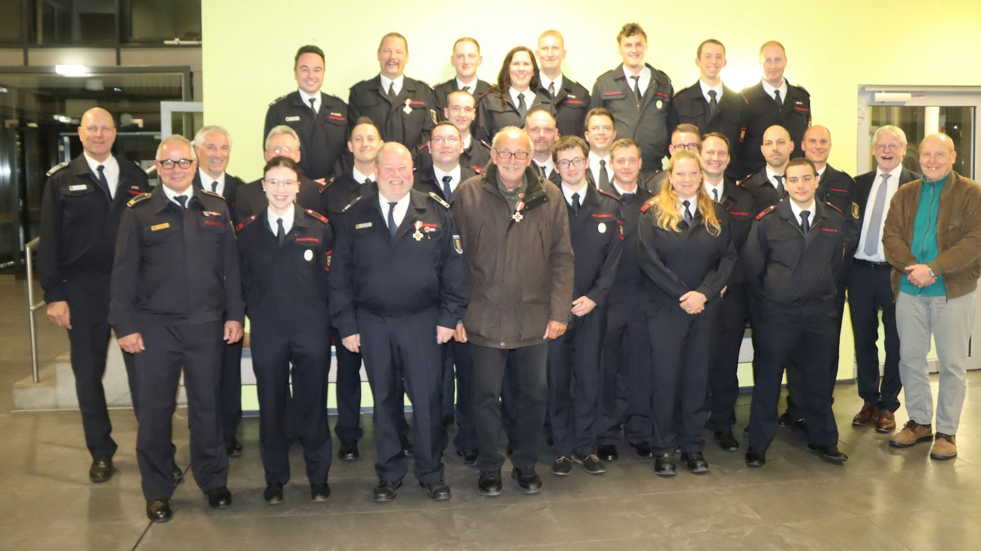 Das Bild zeigt eine Gruppenaufnahme von geehrten Mitgliedern der Feuerwehr Brühl