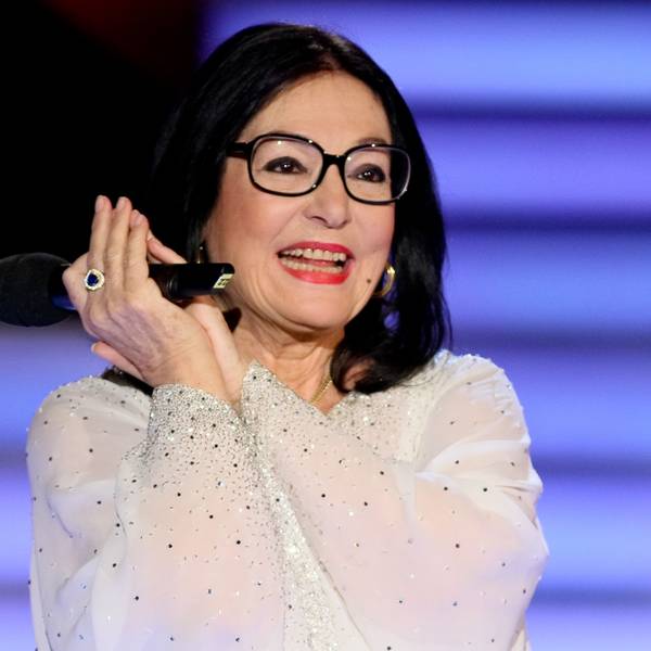 Nana Mouskouri in einer Livesendung auf der Bühne.