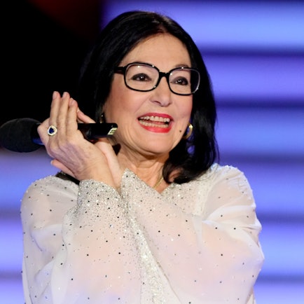 Nana Mouskouri  in einer Livesendung auf der Bühne.