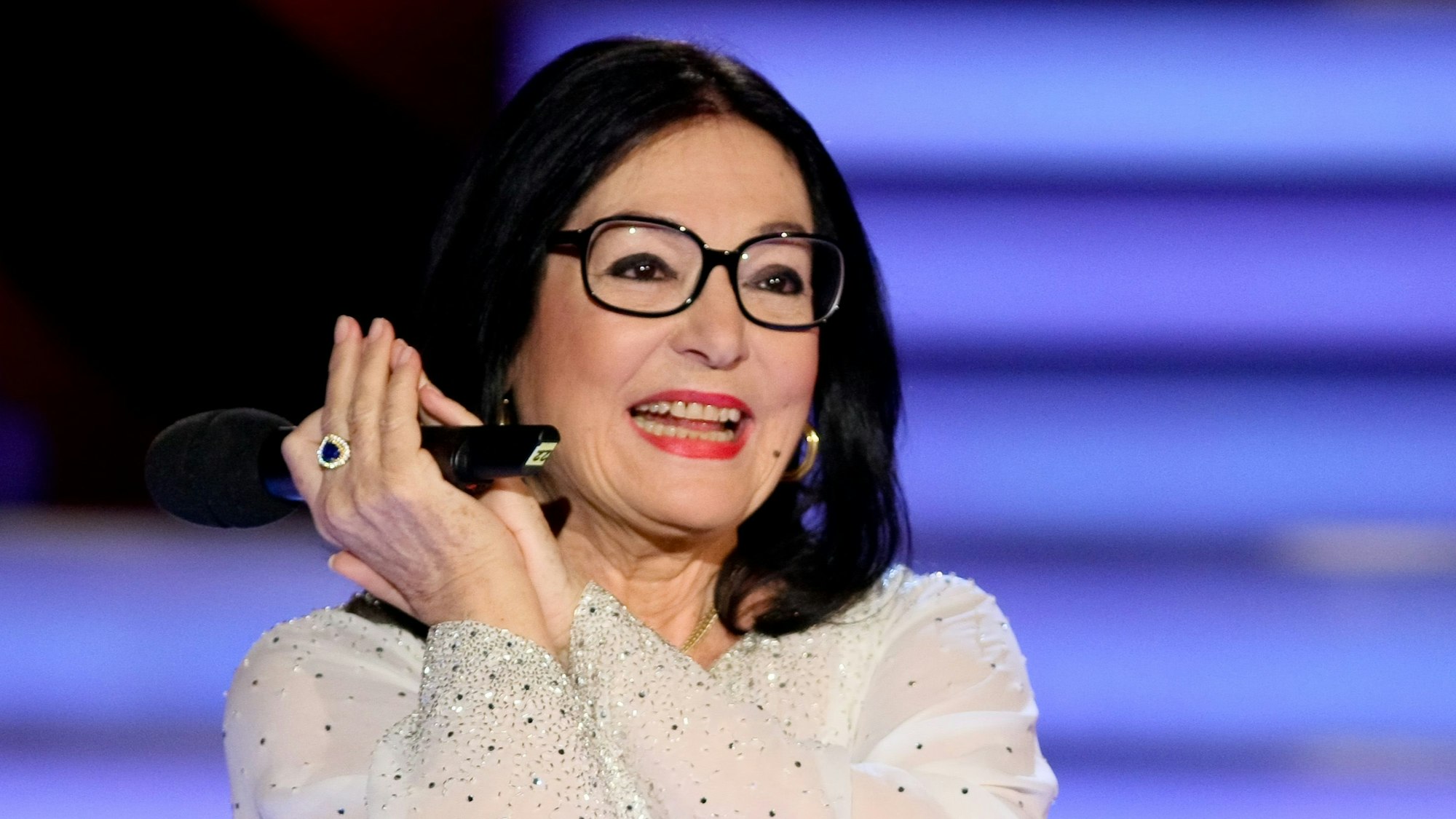 Nana Mouskouri in einer Livesendung auf der Bühne.