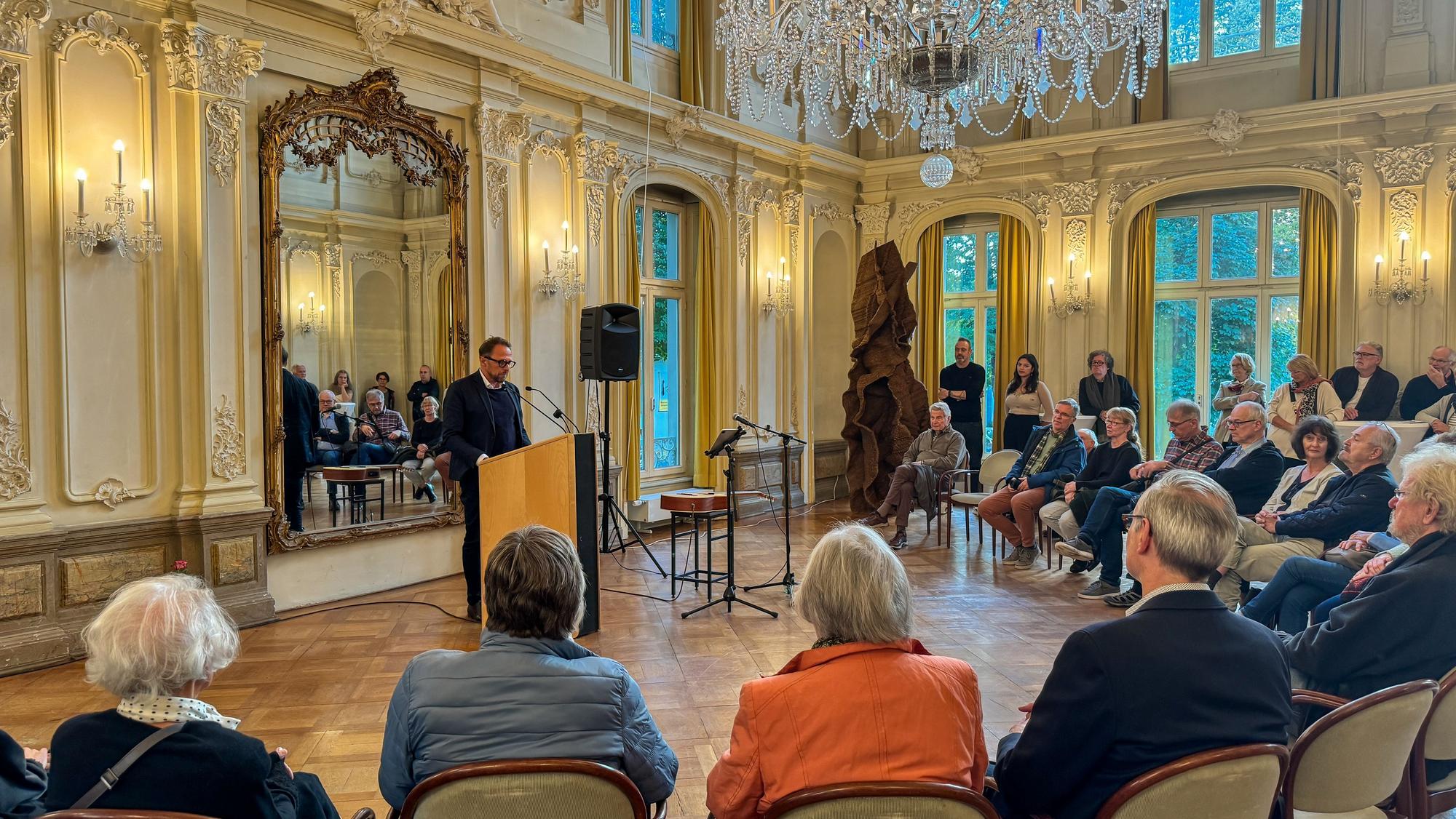 Oberbürgermeister Uwe Richrath sprach zur Eröffnung der Kunstnacht.