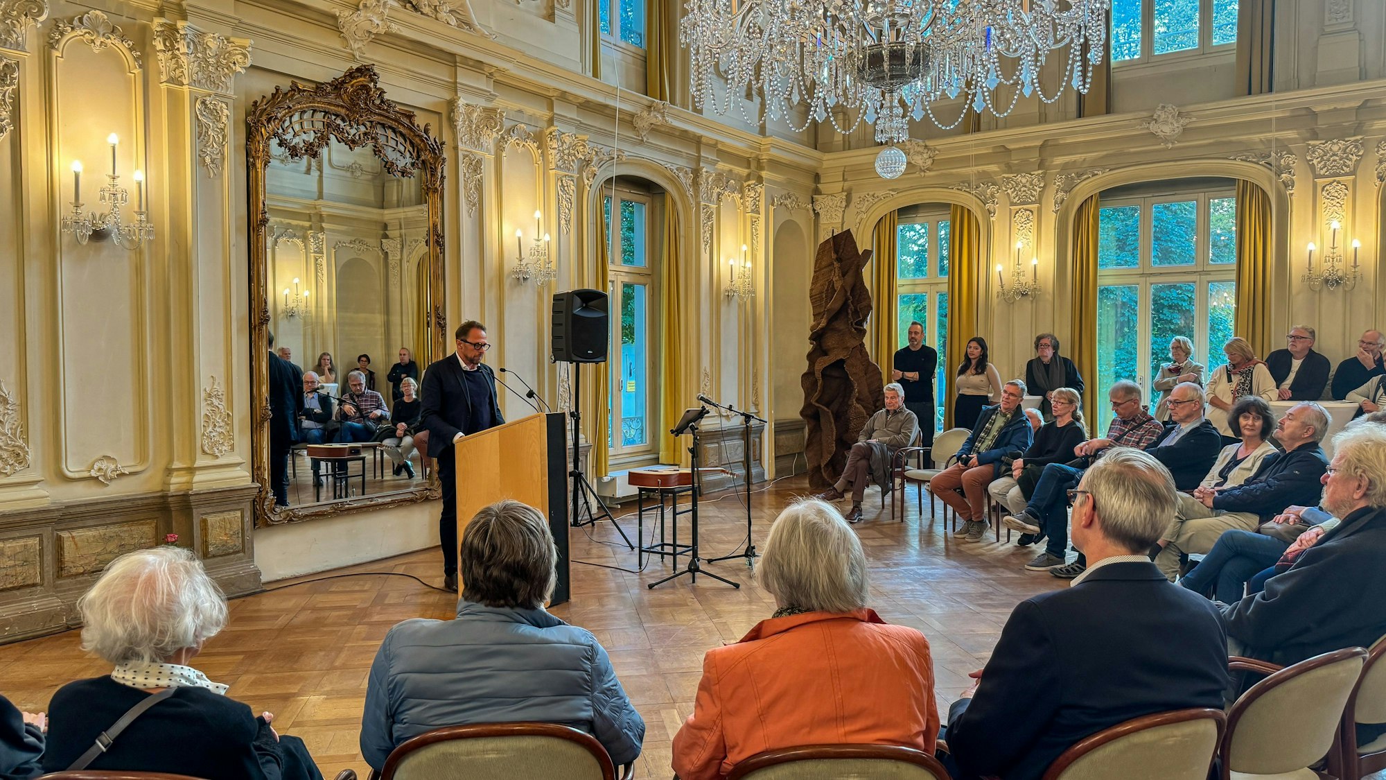 Oberbürgermeister Uwe Richrath sprach zur Eröffnung der Kunstnacht.