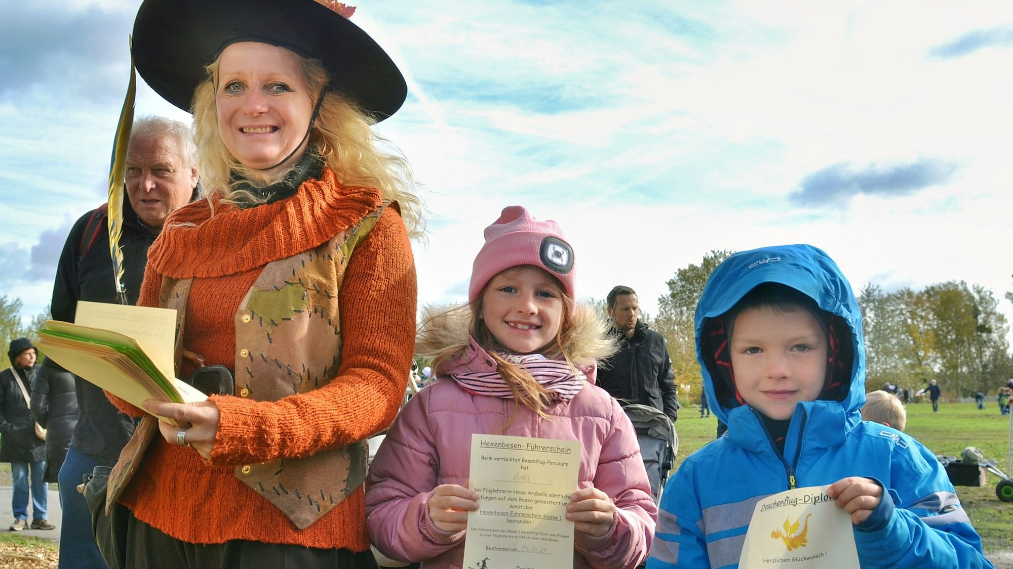 Das Bild zeigt die Hexe Arabella und die beiden glücklichen Kinder.