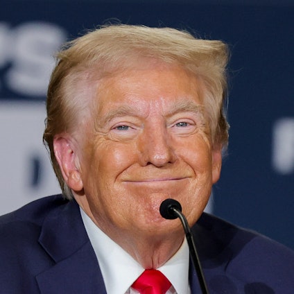 Ex-US-Präsident Donald Trump grinst bei einem Wahlkampftermin in Las Vegas am Wochenende in die Kamera. Der ehemalige Top-General der US-Armee, Mark Milley, hat Trump als „Faschist“ bezeichnet.