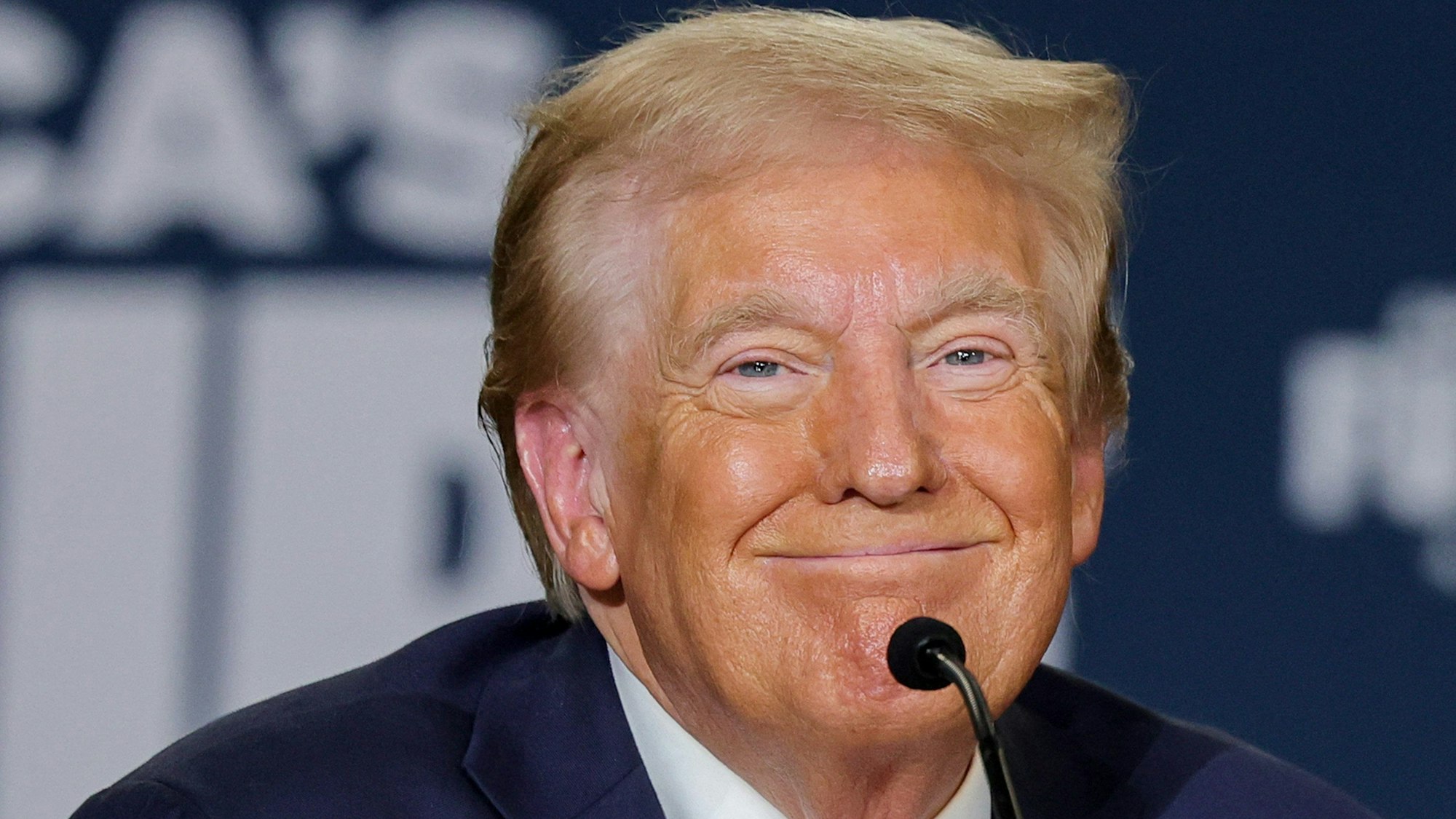 Ex-US-Präsident Donald Trump grinst bei einem Wahlkampftermin in Las Vegas am Wochenende in die Kamera. Der ehemalige Top-General der US-Armee, Mark Milley, hat Trump als „Faschist“ bezeichnet.