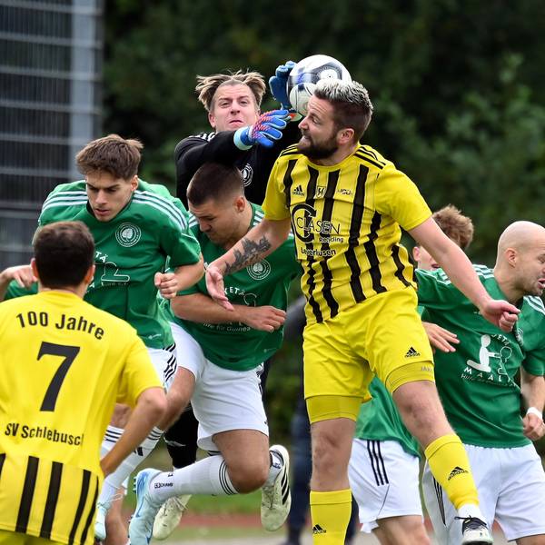 29.09.2024, Fussball-SV Schlebusch-Lindenthal Hohenlind
TW: Nick Esser (Lindenthal)
rechts: Sebastian Bamberg (Schlebusch)
Foto: Uli Herhaus