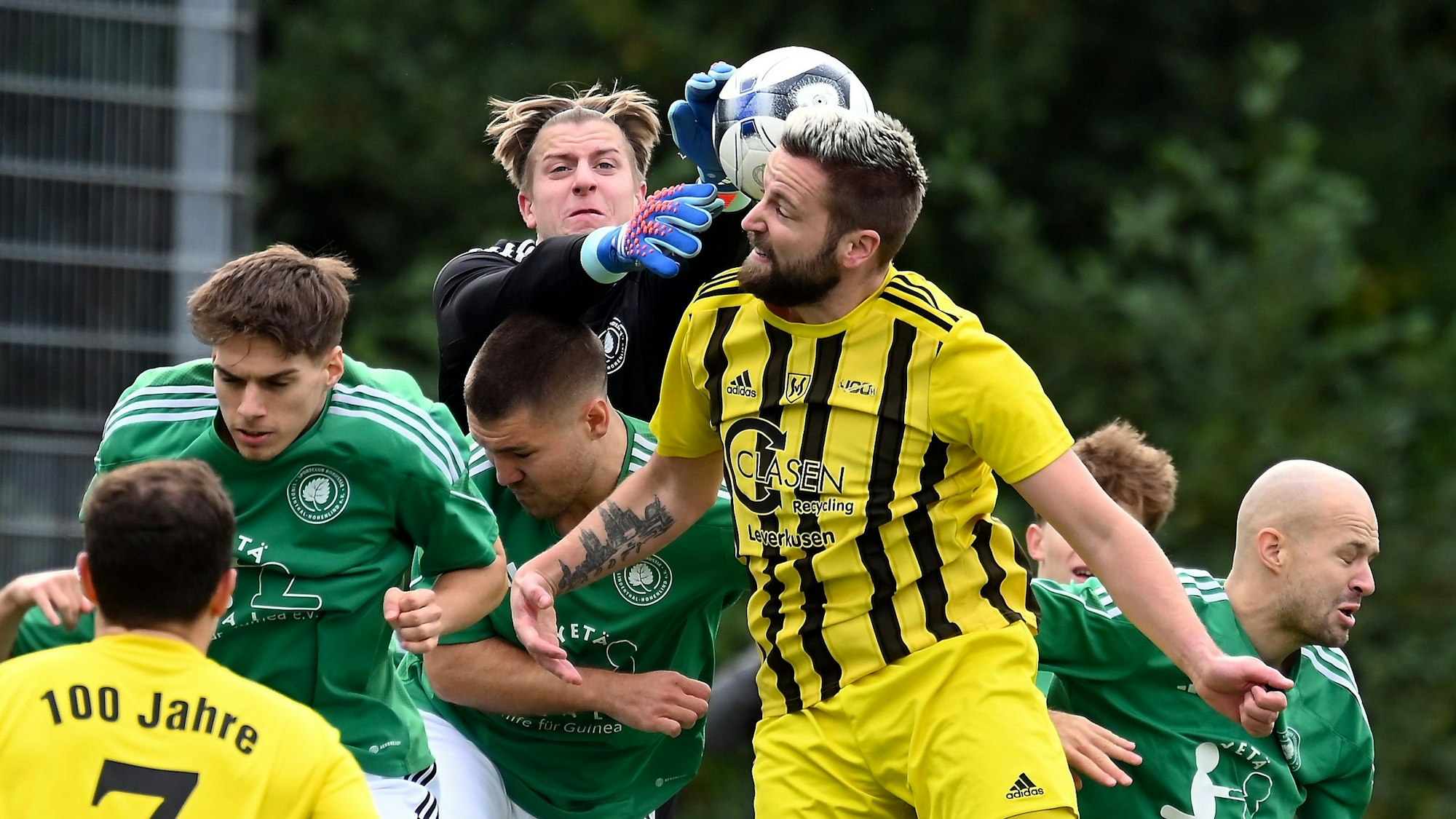 29.09.2024, Fussball-SV Schlebusch-Lindenthal Hohenlind
TW: Nick Esser (Lindenthal)
rechts: Sebastian Bamberg (Schlebusch)
Foto: Uli Herhaus