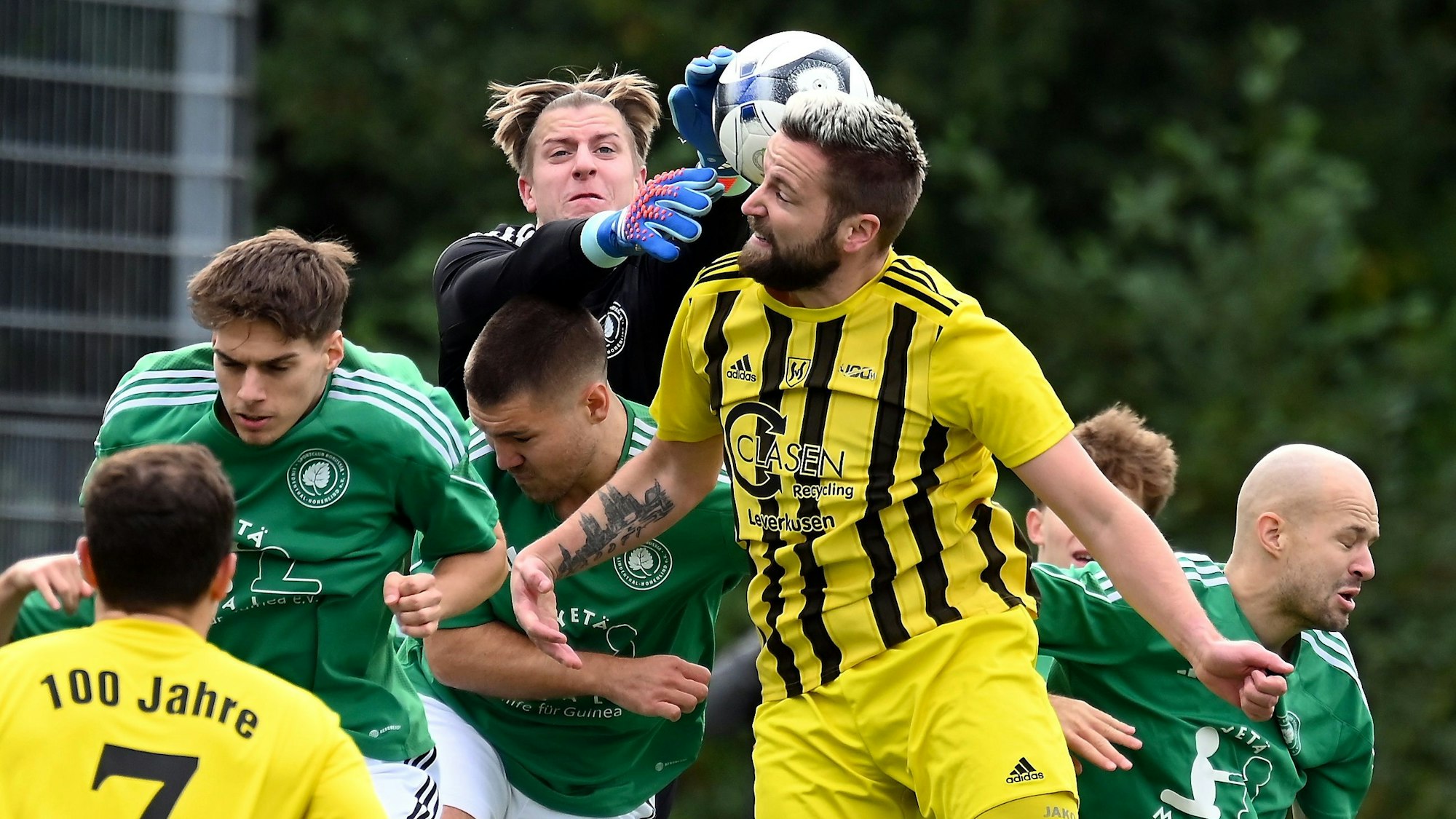 29.09.2024, Fussball-SV Schlebusch-Lindenthal Hohenlind
TW: Nick Esser (Lindenthal)
rechts: Sebastian Bamberg (Schlebusch)
Foto: Uli Herhaus