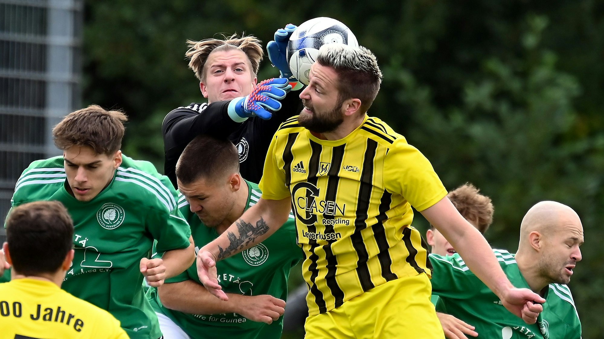 29.09.2024, Fussball-SV Schlebusch-Lindenthal Hohenlind
TW: Nick Esser (Lindenthal)
rechts: Sebastian Bamberg (Schlebusch)
Foto: Uli Herhaus