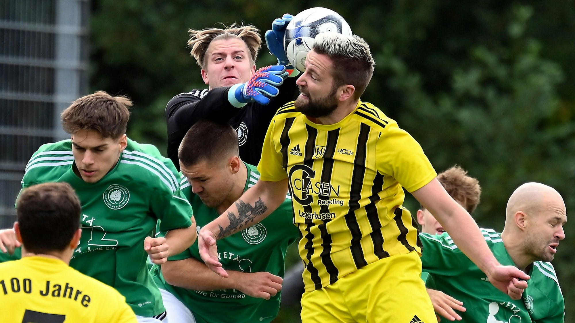29.09.2024, Fussball-SV Schlebusch-Lindenthal Hohenlind
TW: Nick Esser (Lindenthal)
rechts: Sebastian Bamberg (Schlebusch)
Foto: Uli Herhaus