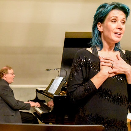 Das Bild zeigt eine Sopranistin und einen Klavierspieler.