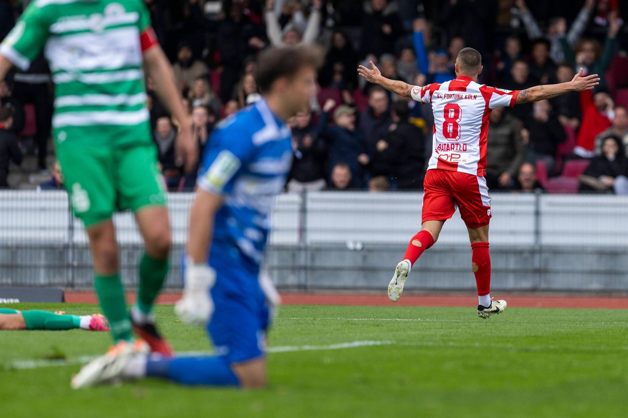 RECORD DATE NOT STATED Regionalliga West Fortuna Köln - Rot-Weiß Oberhausen, 12.10.2024 Stipe Batarilo Fortuna Köln, 8 jubelt nach seinem Tor zum 1:0. Regionalliga West, Fortuna Köln - Rot-Weiß Oberhausen, 11. Spieltag, am 12.10.2024, Südstadion, Köln *** Regionalliga West Fortuna Köln Rot Weiß Oberhausen, 12 10 2024 Stipe Batarilo Fortuna Köln, 8 cheers after his goal for 1 0 Regionalliga West, Fortuna Köln Rot Weiß Oberhausen, 11 Matchday, on 12 10 2024, Südstadion, Cologne Copyright: xBEAUTIFULxSPORTS/Meuselx