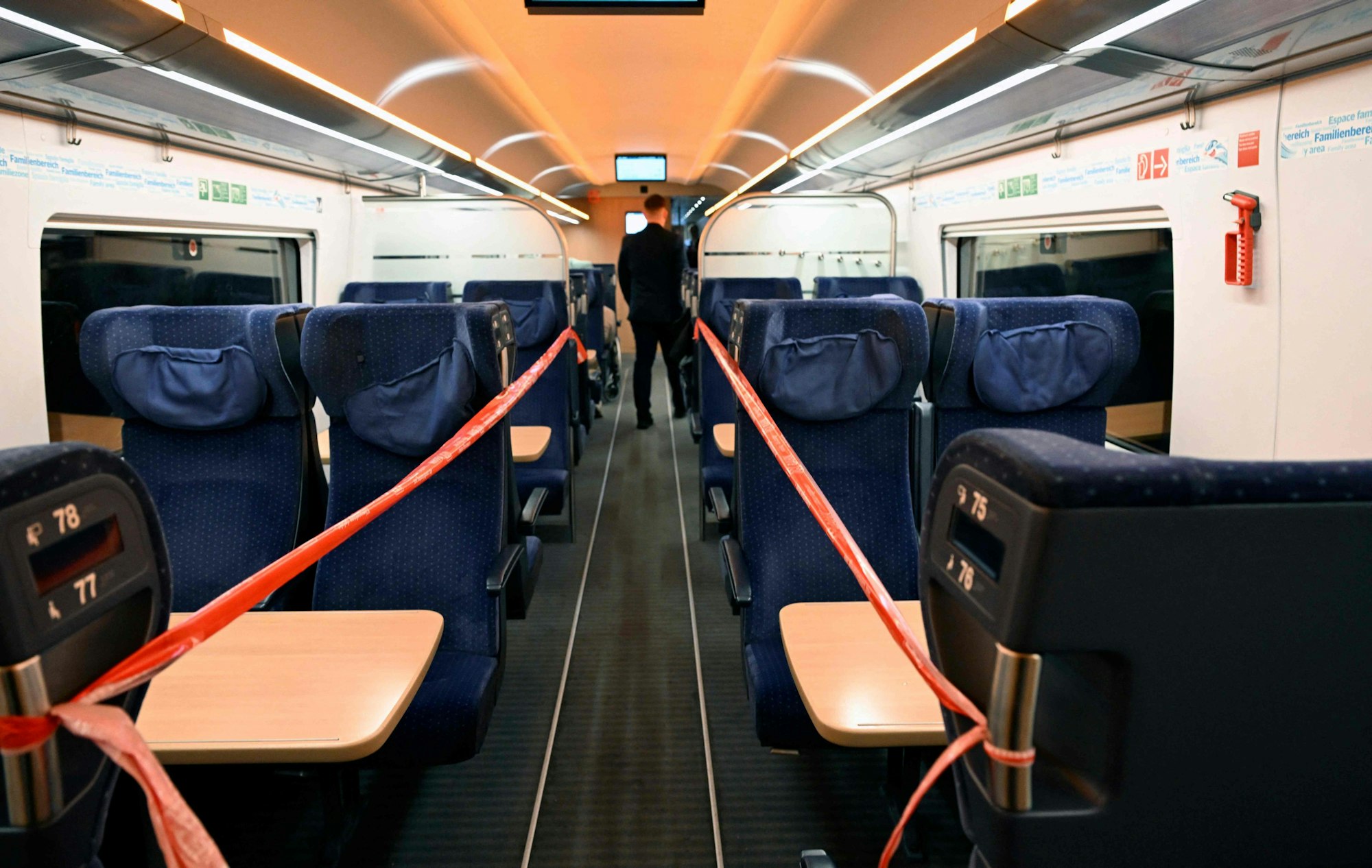 Absperrungsband in einem Abteil in einem ICE.