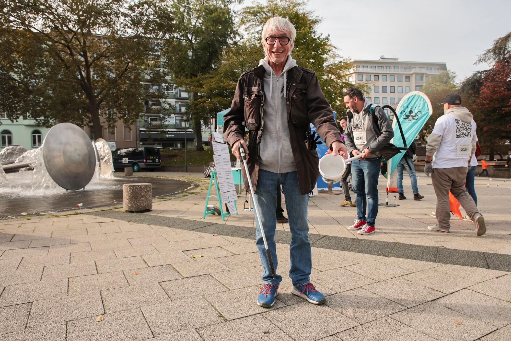 Ralf Richter bei Müllsammelaktion in Köln