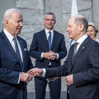 Bundeskanzler Olaf Scholz (r, SPD), begrüßt Joe Biden (l), Präsident der USA, vor Beginn des Treffens der G7-Staaten im Nato-Hauptquartier. Im Hintergrund stehen Jens Stoltenberg, Nato-Generalsekretär, und Ursula von der Leyen, Präsidentin der Europäischen Kommission. (Archivbild)