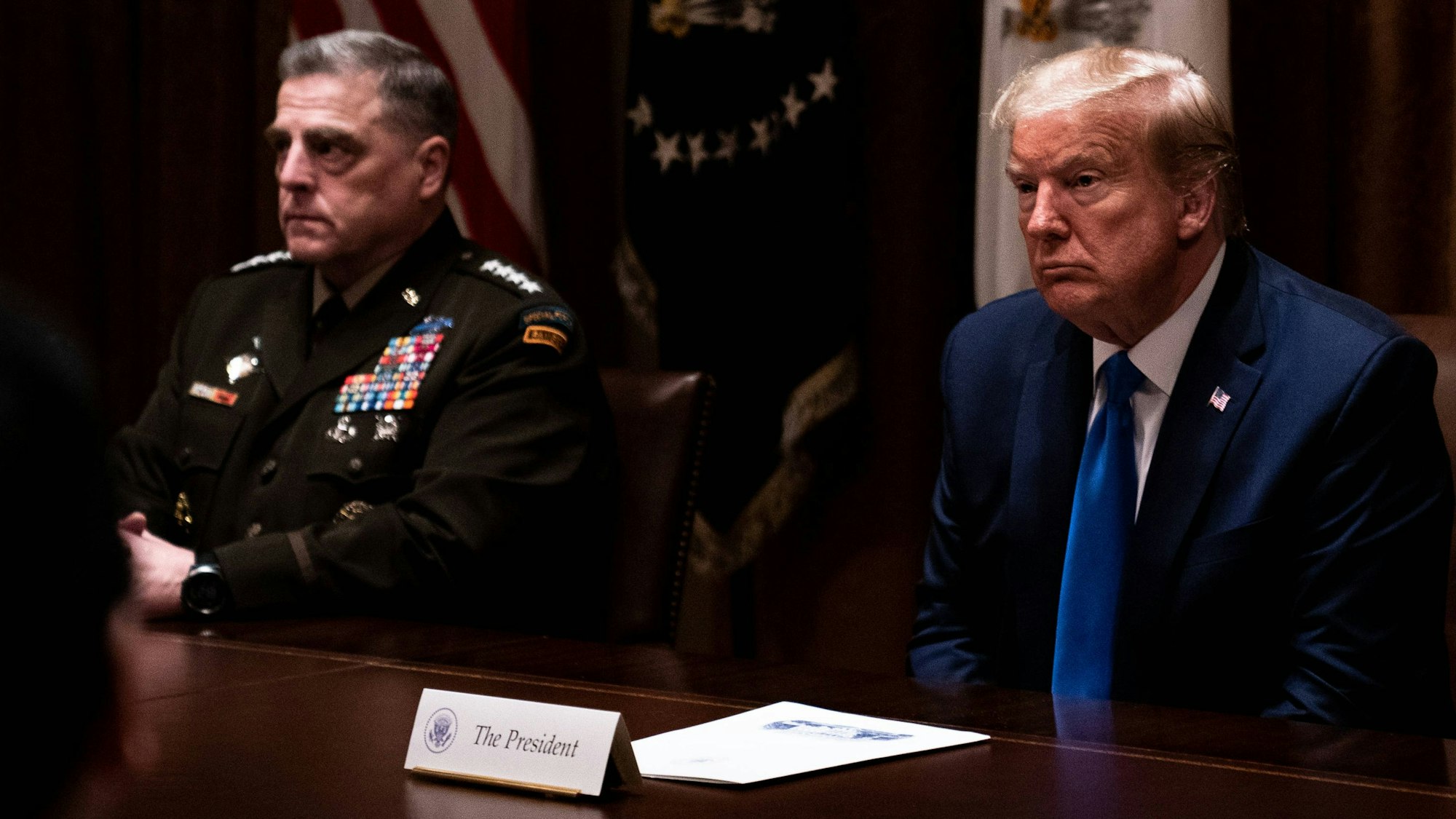 Der damalige US-Generalstabschef Mark Milley zusammen mit dem damaligen US-Präsidenten Donald Trump bei einer Besprechung im Weißen Haus im Jahr 2020.