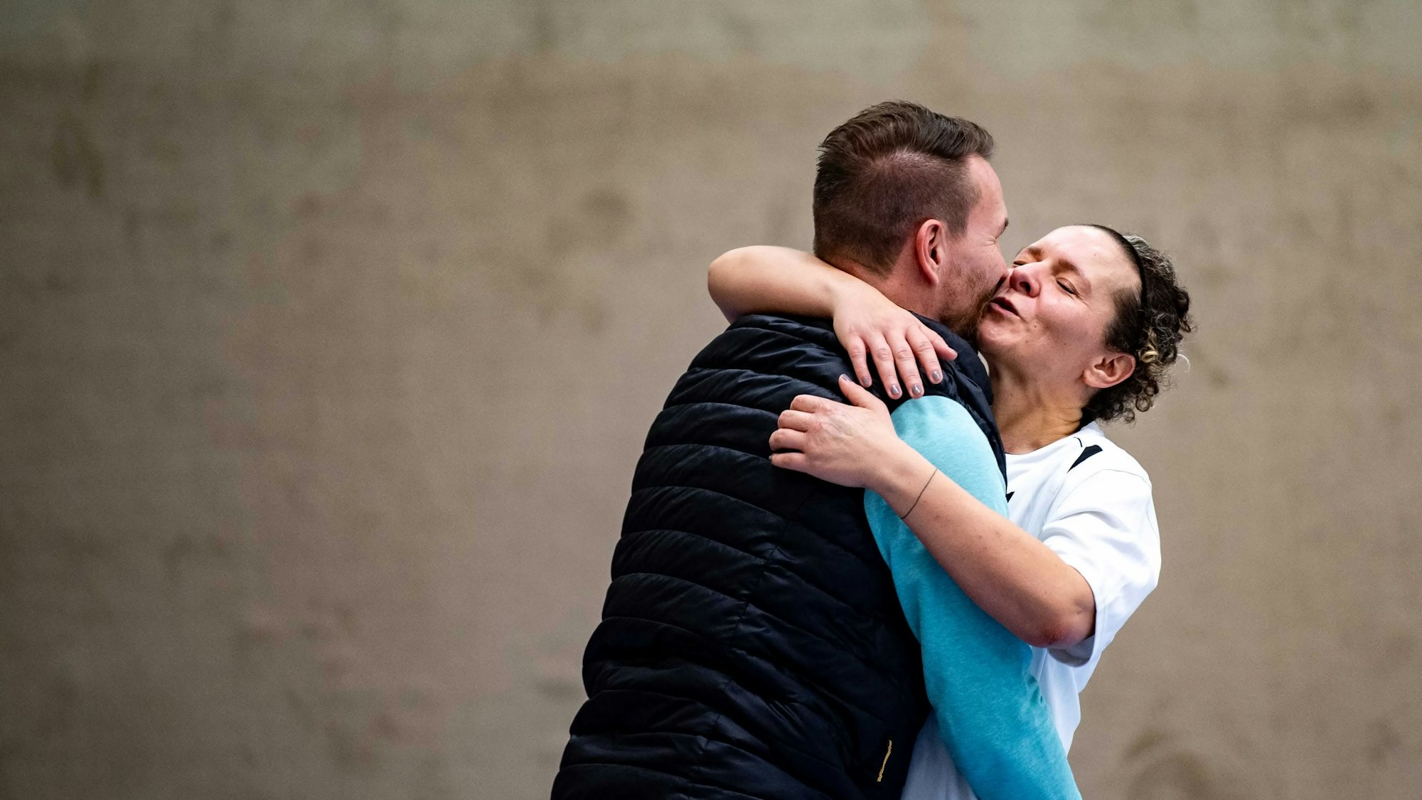 Ein Mann und eine Frau umarmen sich. Sie hat die Augen geschlossen.