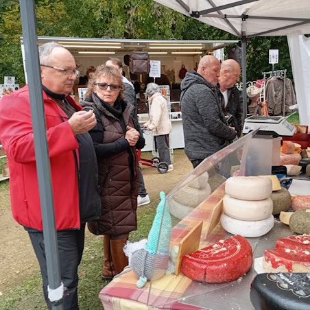 Auf dem Bild ist ein Käsestand zu sehen.