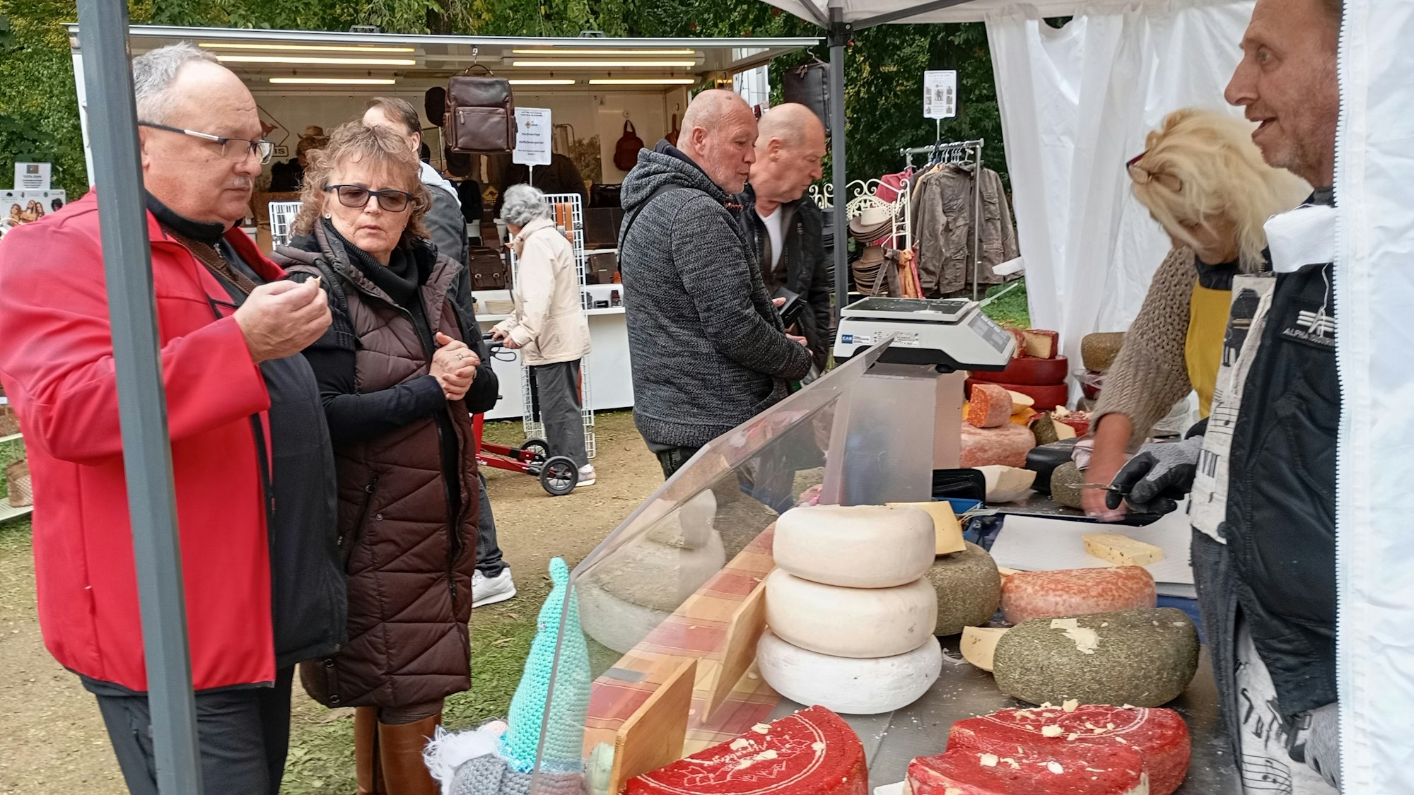 Auf dem Bild ist ein Käsestand zu sehen.