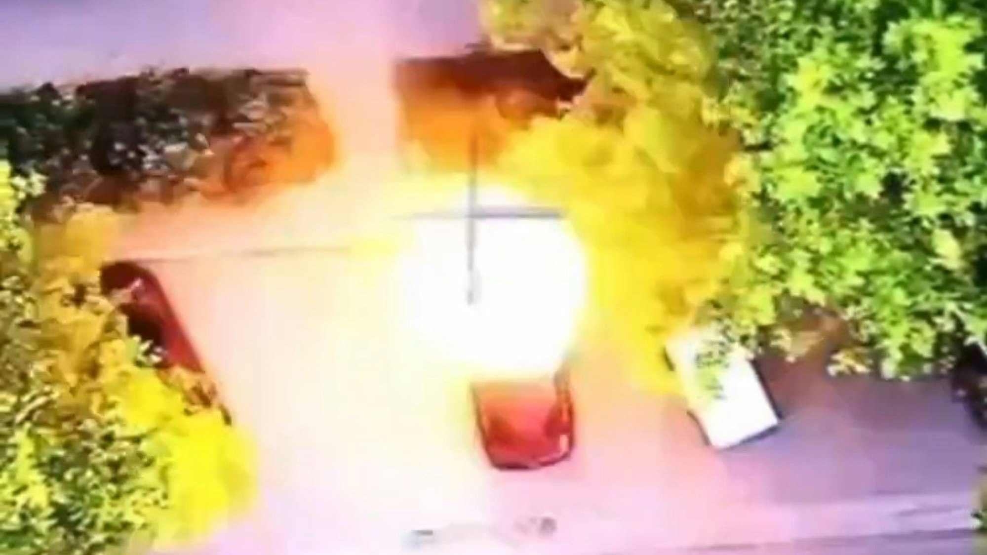 Ein Screenshot aus einem Video soll einen Drohnenangriff auf Zivilisten in Cherson zeigen. Ukrainische Medien haben die sadistische „Menschensafari“ in der Stadt dokumentiert.