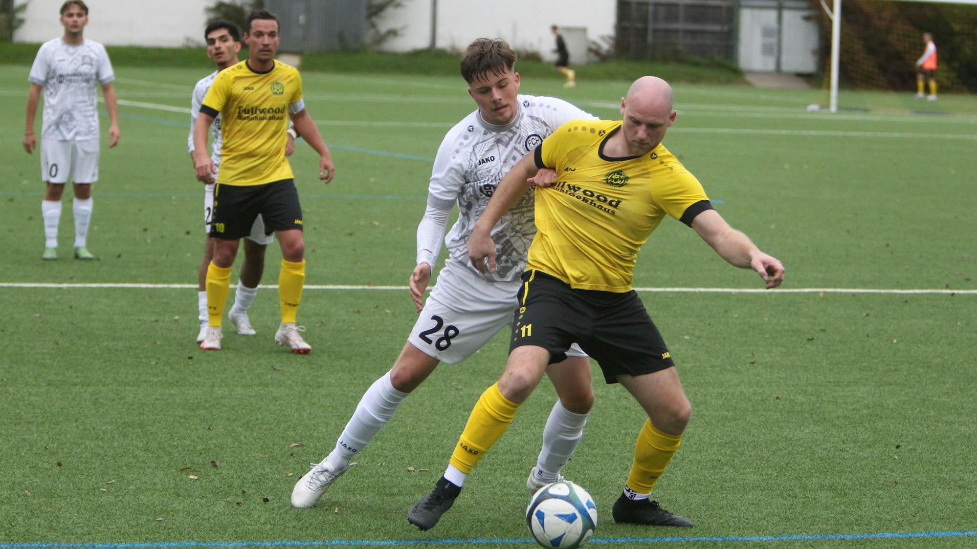 Schenken sich nichts: Denys Derevjanko (vorne) vom Wahlscheider SV und Leon Pagels vom FC Hertha Rheidt.