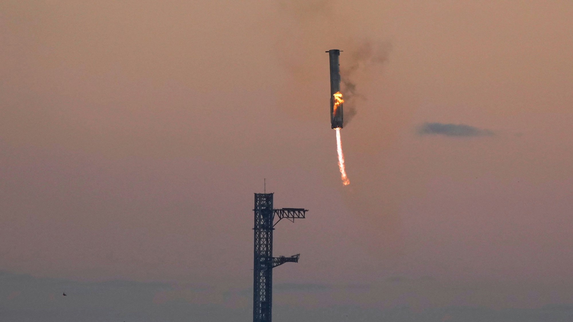 Die erste Stufe der Mega-Rakete Starship kehrt zurück auf die Startrampe am Weltraumbahnhof Starbase im südtexanischen Boca Chica.