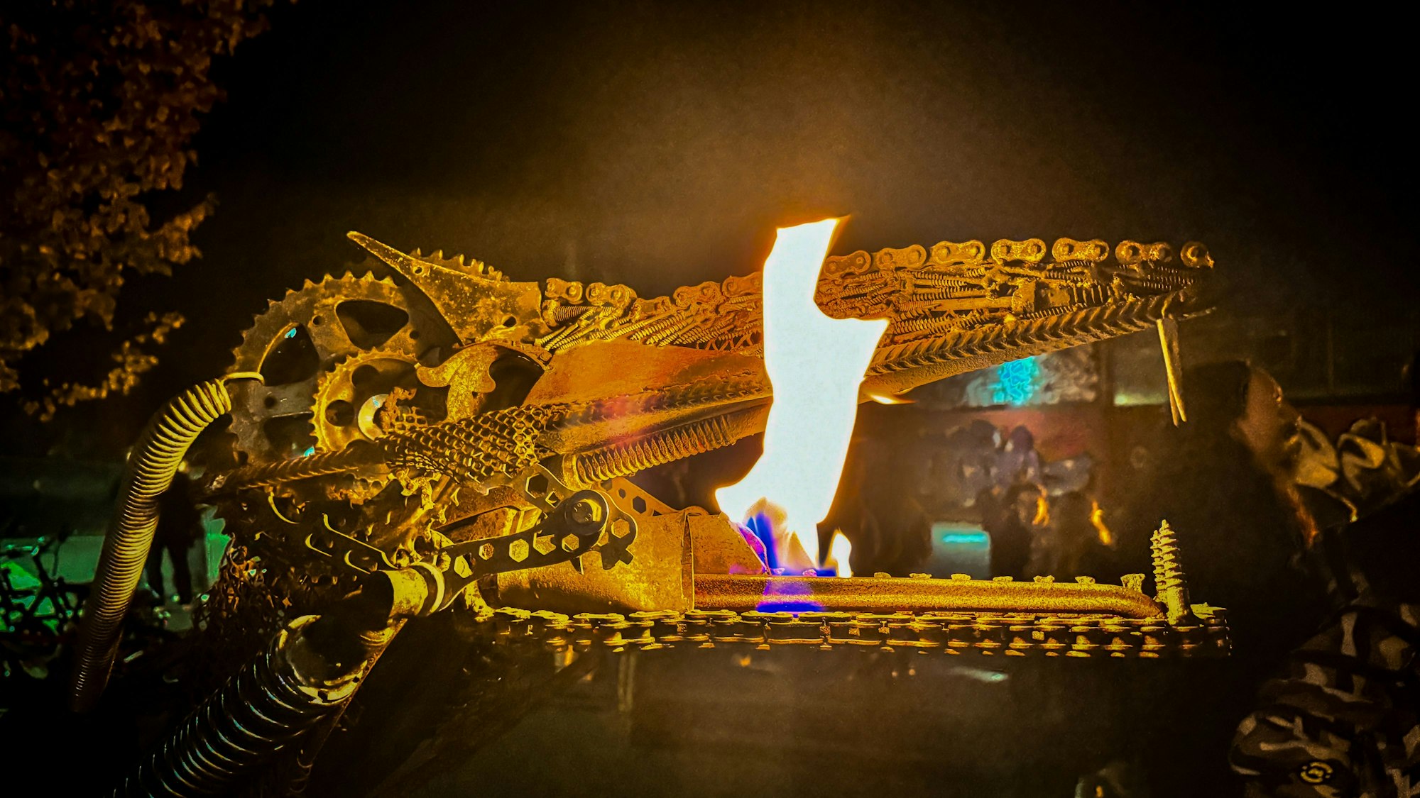 Am Kulturausbesserungswerk spuckte ein Metallvogel Feuer.