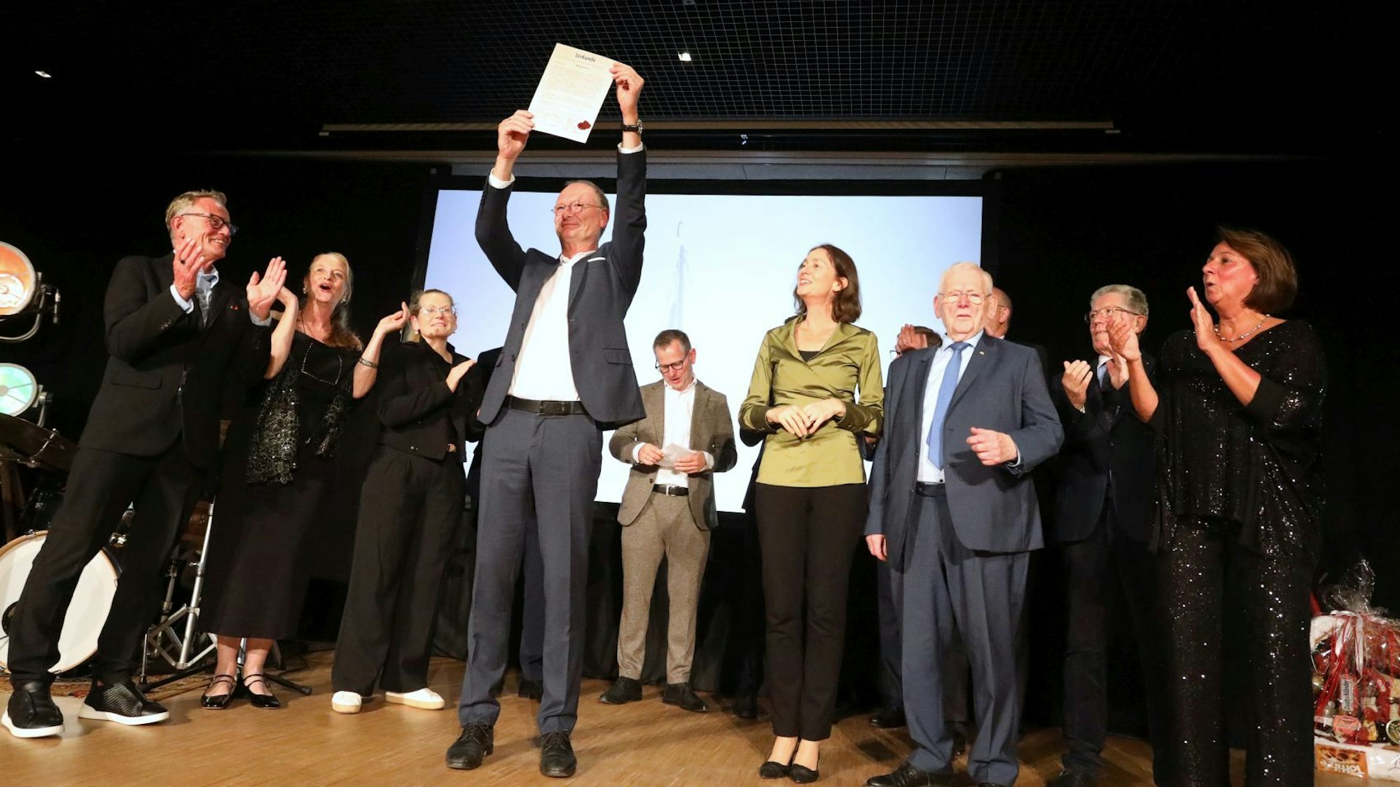 Eine Gruppe von Männern und Frauen auf einer Bühne.