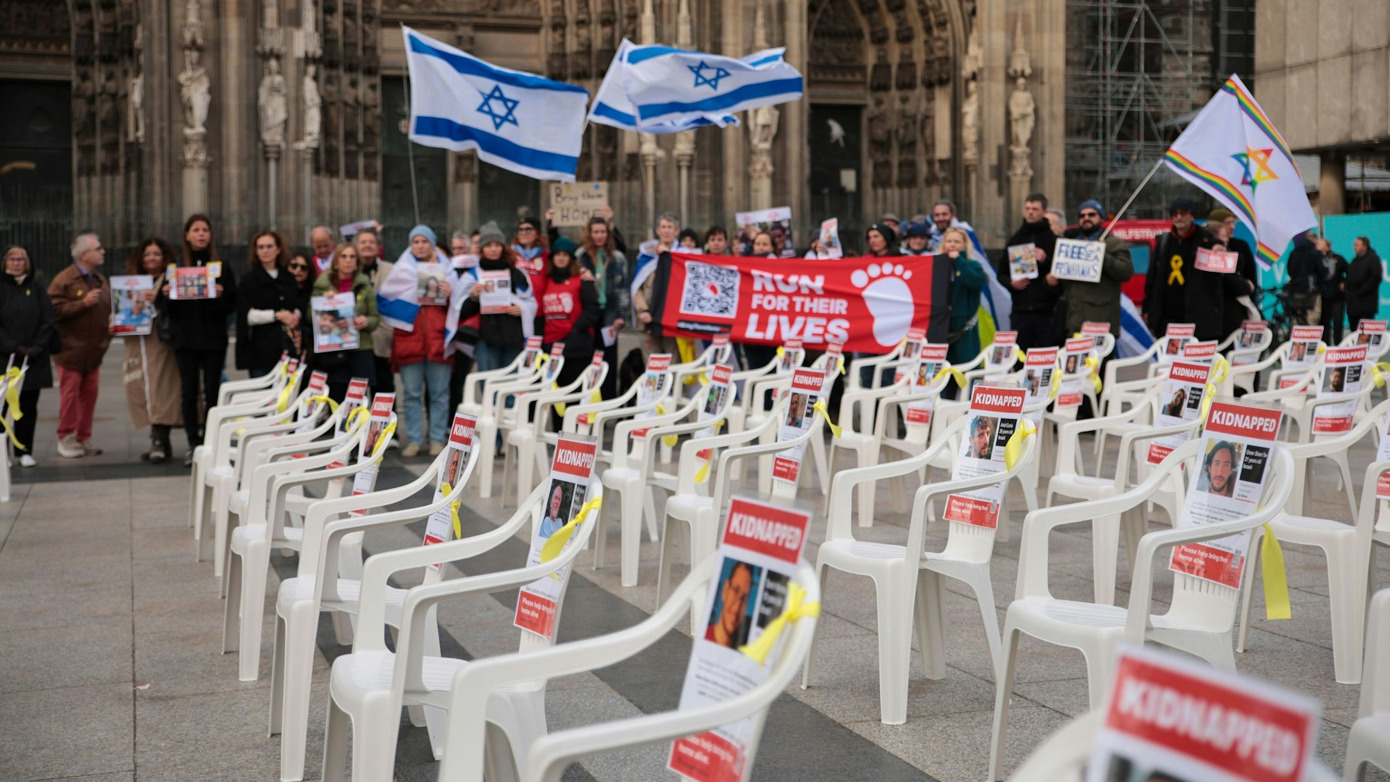 Stühle auf dem Roncalliplatz