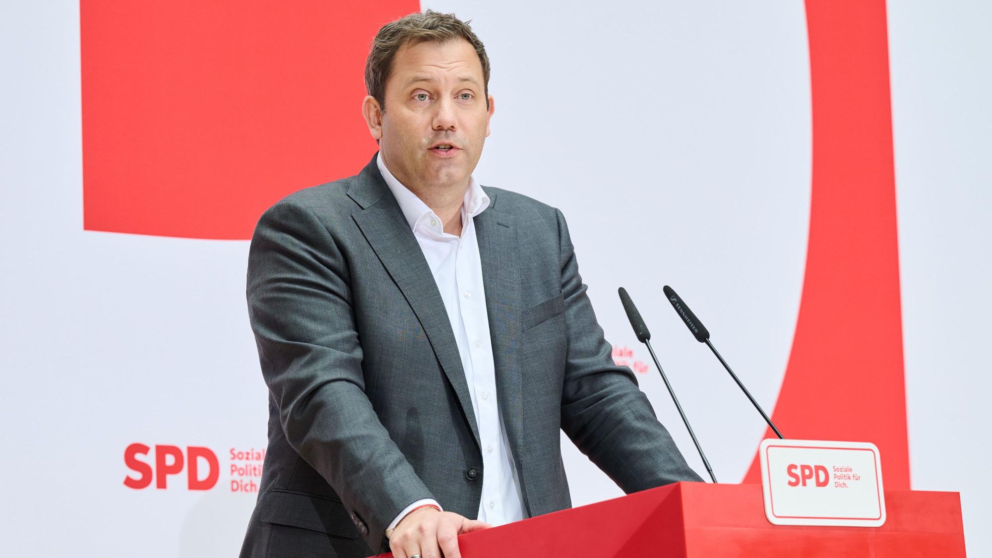 Lars Klingbeil (SPD), Parteivorsitzender gibt ein Statement im Willy-Brandt-Haus ab, bevor die Klausurtagung des SPD-Bundesvorstands zur Vorbereitung der Bundestagswahl startet.