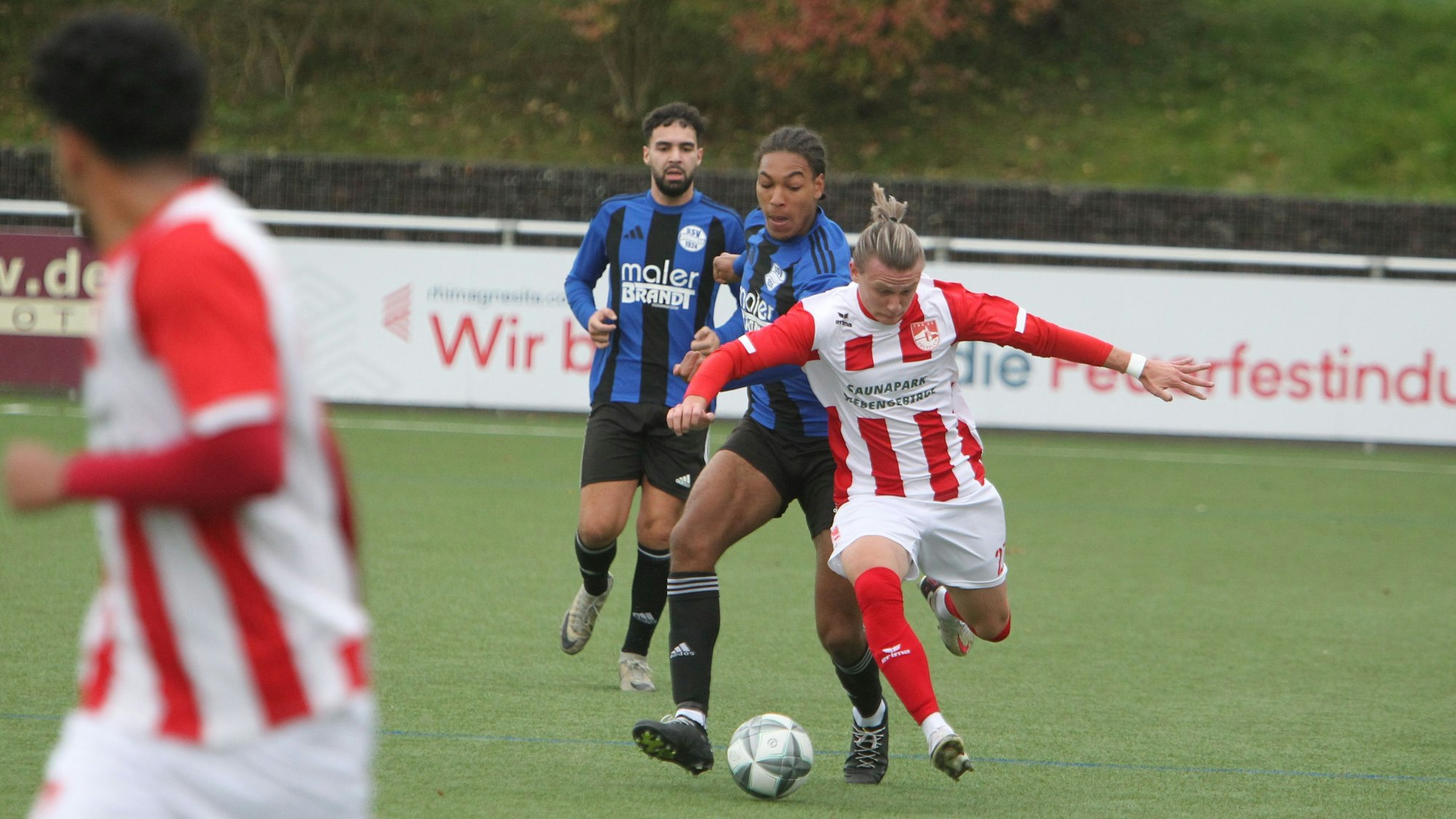 Der Oberpleiser Artem Donchenko (rechts) im Laufduell mit dem Bornheimer Nick Hirschfeld.