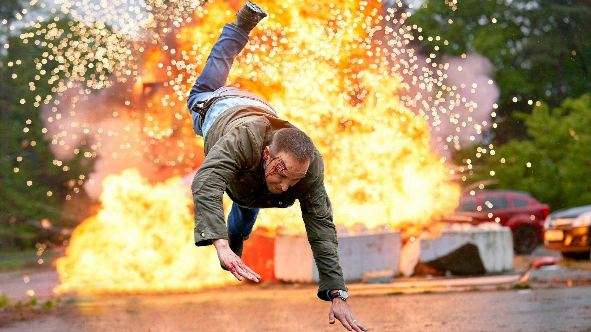 Das Bild zeigt den Schauspieler Erdogan Atalay bei einem Stunt.