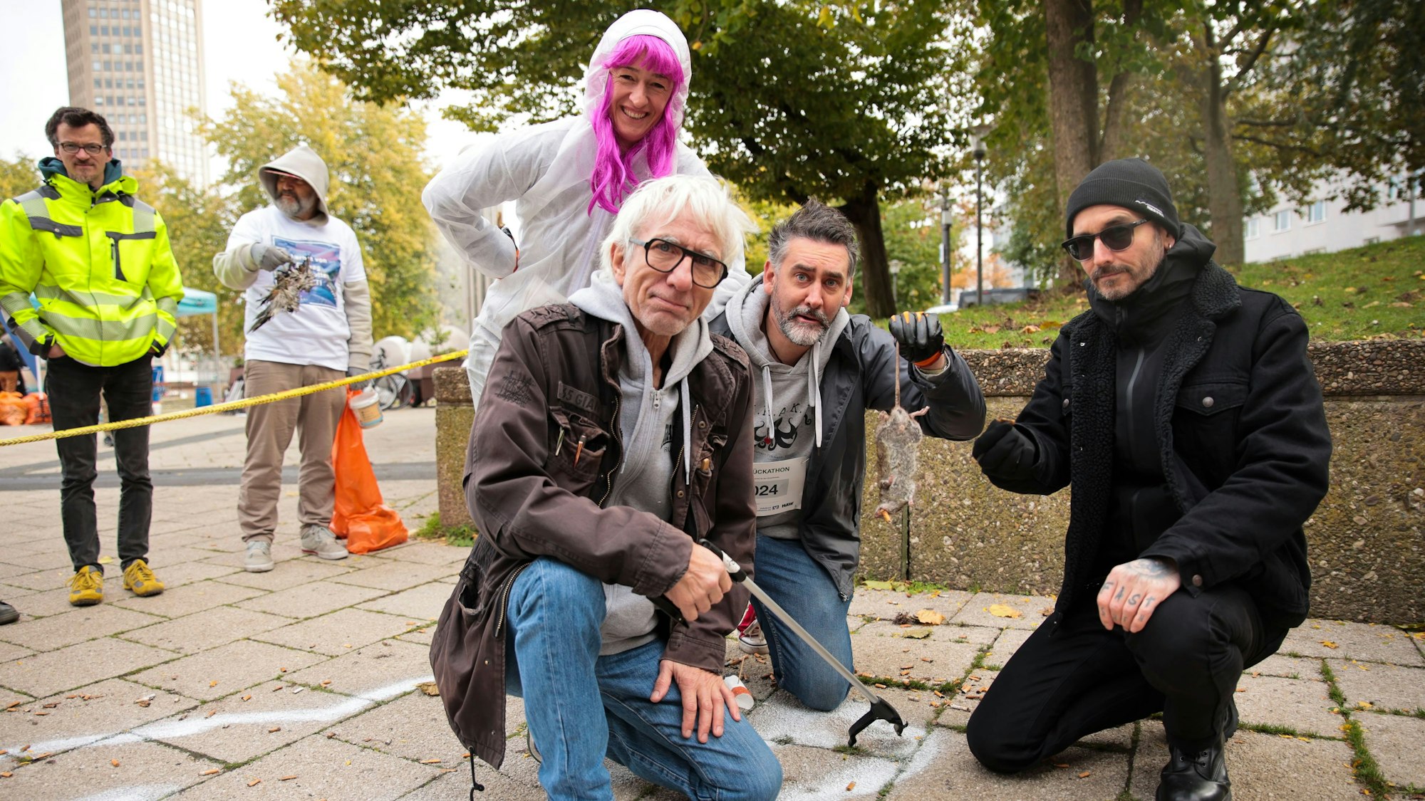 13.10.2024, Köln: Bückathon. Aktion der KRAKE e.V. auf dem Ebertplatz.Foto:Dirk Borm