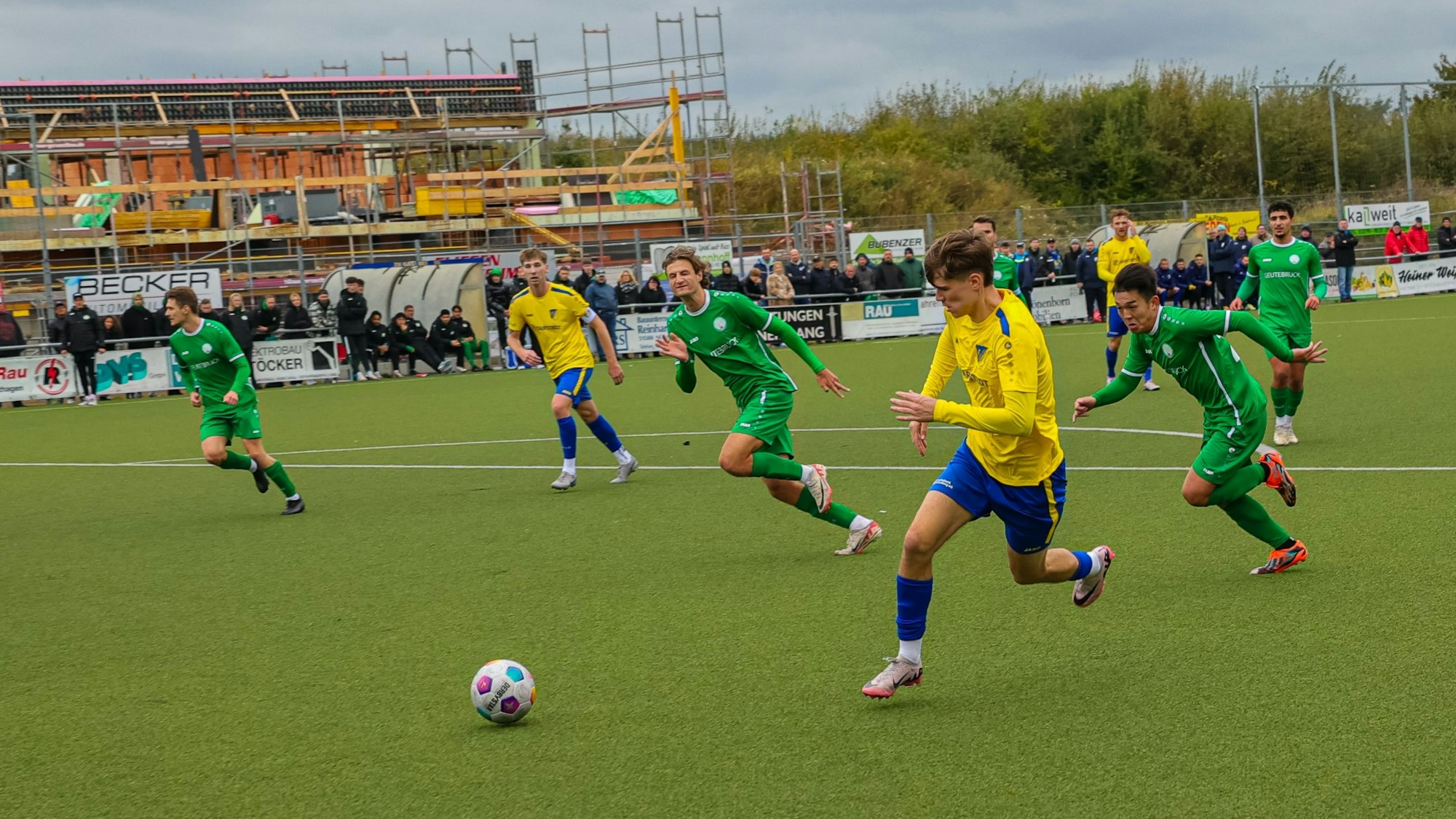 Ein Nümbrechter Fußballer hat sich den Ball vorgelegt und läuft, verfolgt von den Bad Honnefern, Richtung Tor.