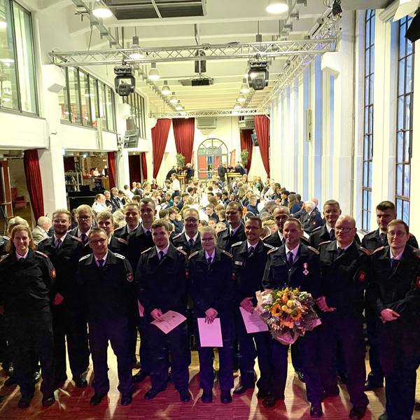 Das Bild zeigt eine Gruppenaufnahme von Feuerwehrleuten aus Wesseling, die für ihr Engagement geehrt wurden.