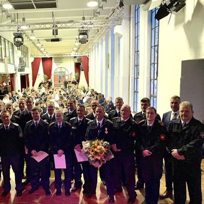 Das Bild zeigt eine Gruppenaufnahme von Feuerwehrleuten aus Wesseling, die für ihr Engagement geehrt wurden.
