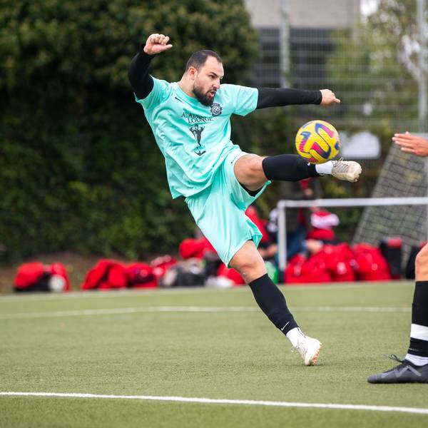Das Bild zeigt den Stürmer von Inter Euskirchen, der aus der Drehung versucht, den Ball ins Tor zu schießen.