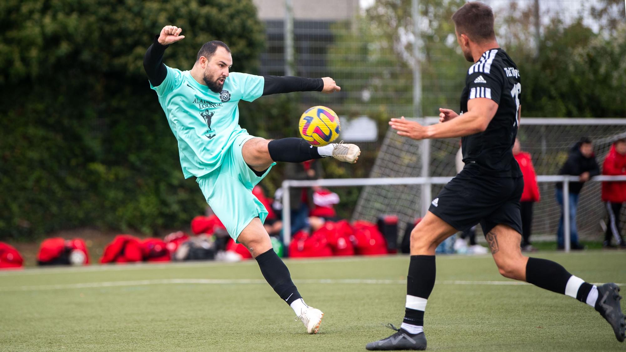 Das Bild zeigt den Stürmer von Inter Euskirchen, der aus der Drehung versucht, den Ball ins Tor zu schießen.