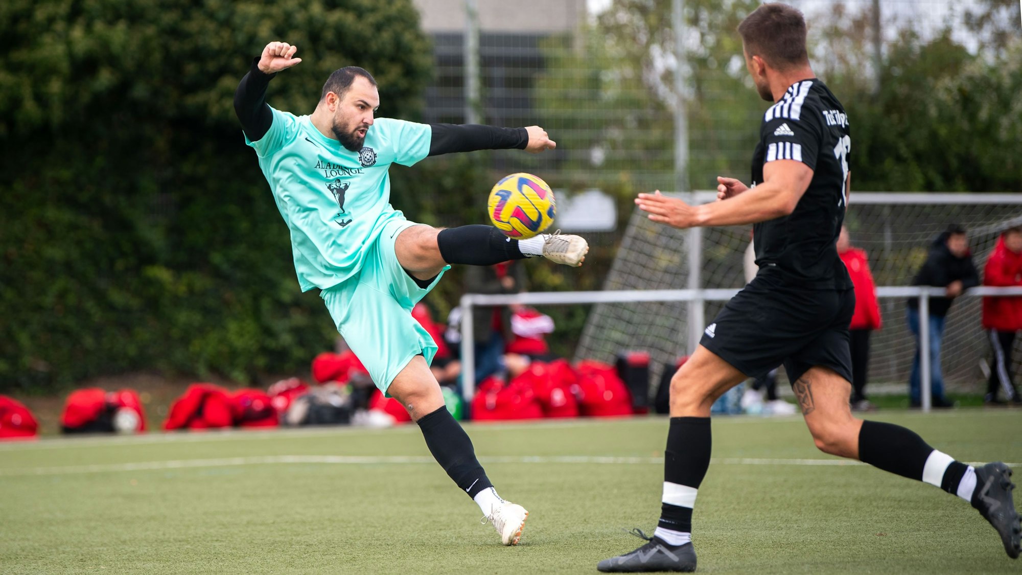 Das Bild zeigt den Stürmer von Inter Euskirchen, der aus der Drehung versucht, den Ball ins Tor zu schießen.